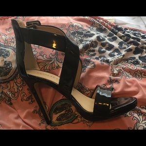 Size 7medium high heel black shoe